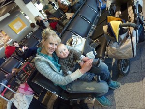Elischeba und Leon am Flughafen Düsseldorf