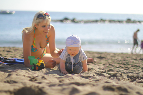 Strand mit Kind  - Elischeba und Leon