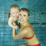 Elischeba mit Baby unter Wasser