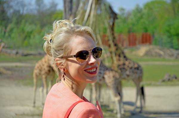 Elischeba mit Giraffen im Hintergrund
