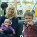 elischeba mit kids am flughafen