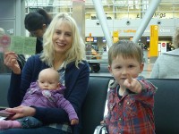 elischeba mit kids am flughafen